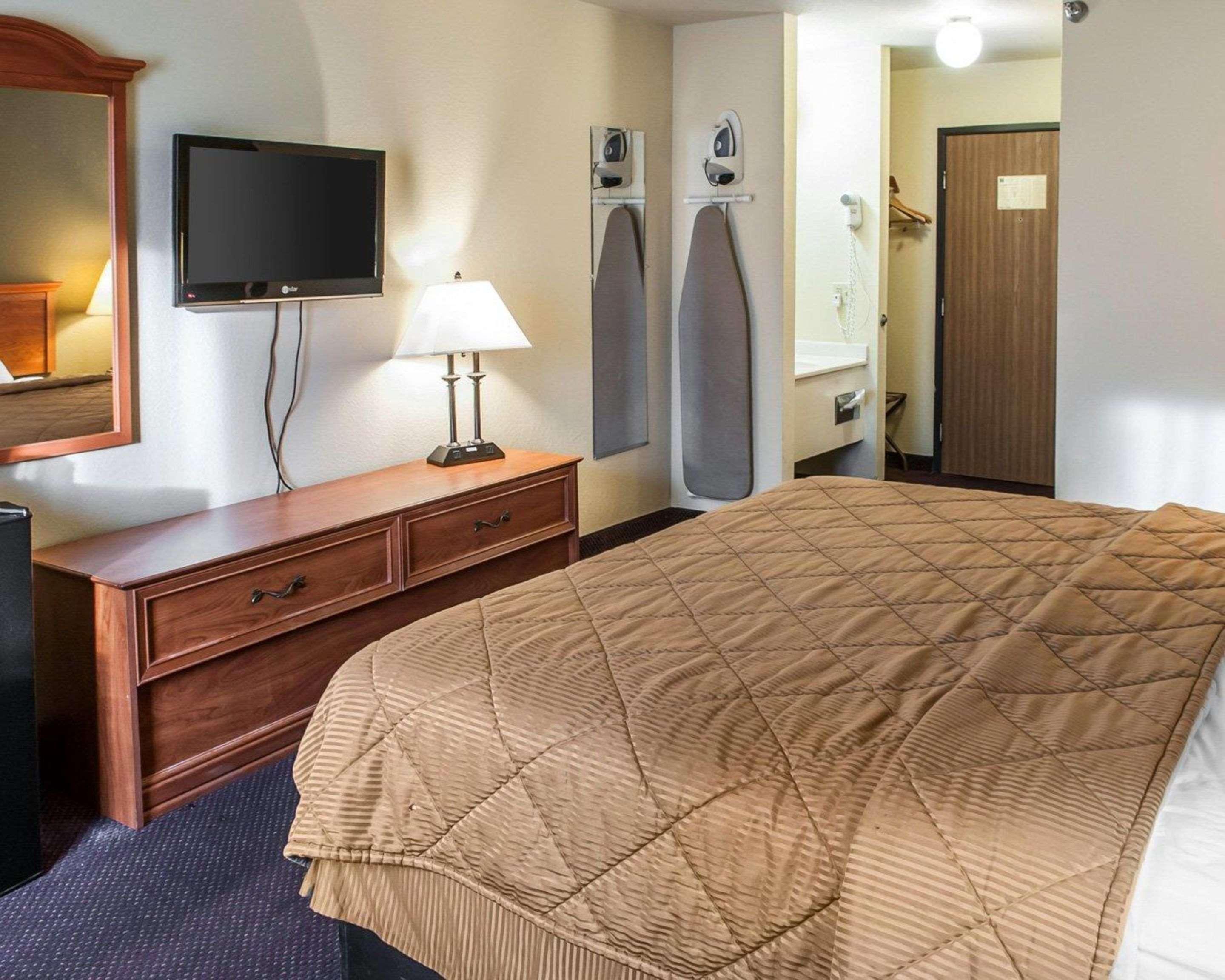 Rodeway Inn Espanola Bagian luar foto